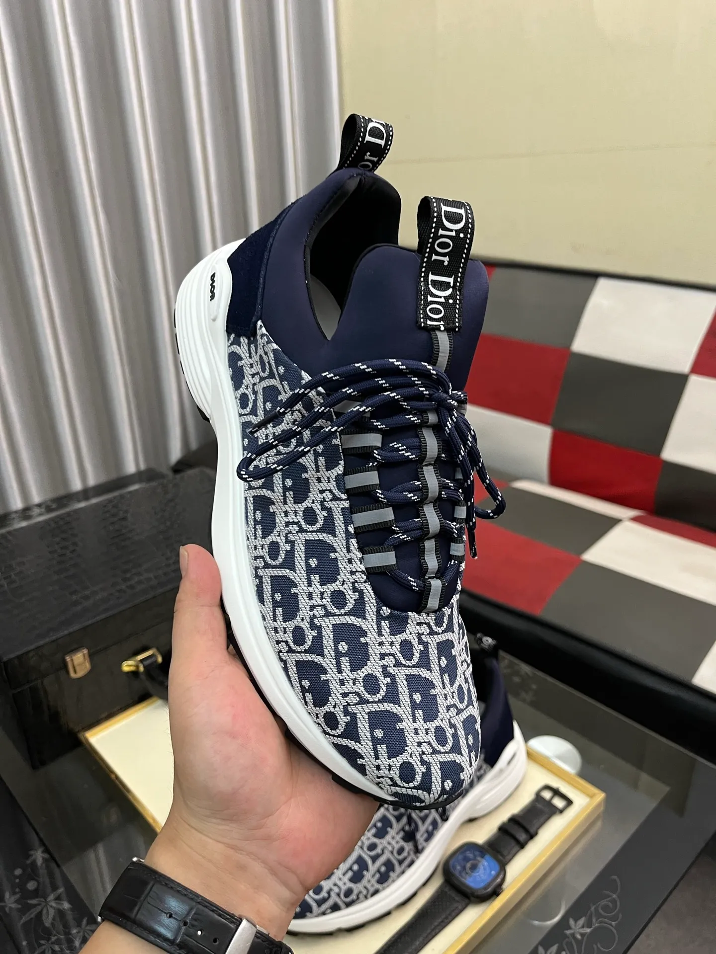 Men's Men's Shoes💰440⌚️⌚️ Dior's casual and sporty style combines the elements of dad's bag-soled shoes, successfully breaking through the dad shoe style that has been on the streets in recent years, and becoming a beautiful landscape in luxury goods. The fabric is high mercerized with breathable mesh, and the mesh on both sides of the shoe is made of three layers of composite technology. The bottom process uses package molding fabrics: imported high mercerized 🐂 cowhide stitching with original customized D-shaped mesh code number: 38-443️⃣Colors available
